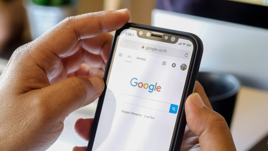 Illustration for the article Google Is Changing the Rules: Old Websites Will Stop Working on Phones